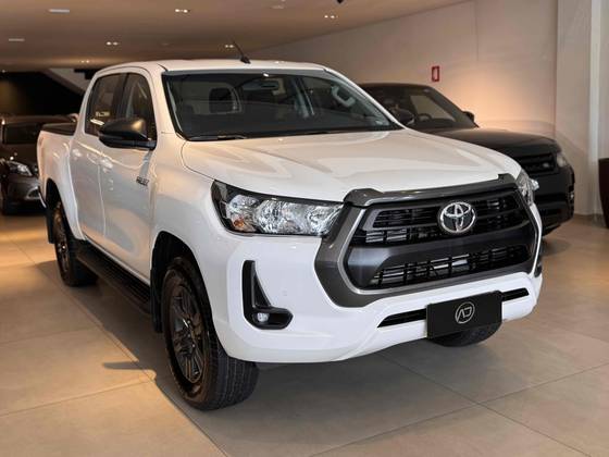 TOYOTA HILUX 2.8 D-4D TURBO DIESEL CD SR 4X4 AUTOMÁTICO TOYOTA HILUX 2.8 D-4D TURBO DIESEL CD SR 4X4 AUTOMÁTICO